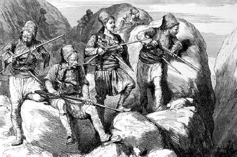 «Жил на этой горе и в пещере скрывался разбойник Азов. Вот было у них безвыходное положение, всем уходить надо из этих мест. А в пещере много награбленного хранилось, его с собой не возьмешь. Вот и решили они вход и выход в пещеру закласть. Ну, заложили пещеру, а Азов и спрашивает у разбойников: «Кто желает остаться здесь при кладе?» Один и вызвался, Азов его пристрелил, чтобы никто про клад не узнал и кости его чтобы этот клад караулили… Я слыхал от стариков, что по имени этого Азова гора названа». (Записано в д. Полдневой от П.Я. Пастухова, 1895 г.р.)