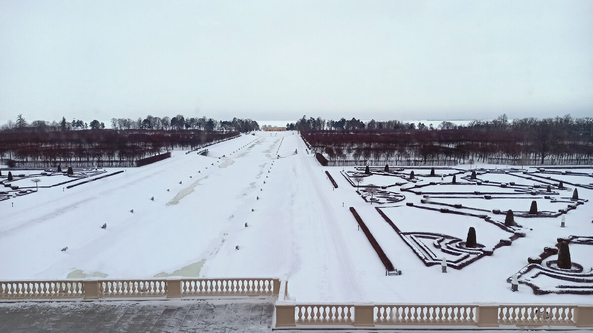 Вид на залив и Большой канал со стороны северного фасада дворца