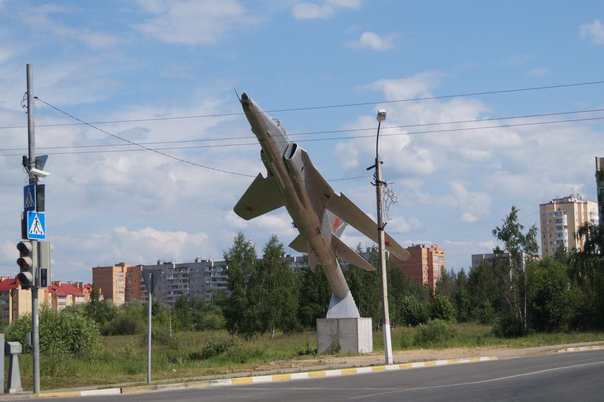 На въезде  - самолёт как символ первоначальной специализации