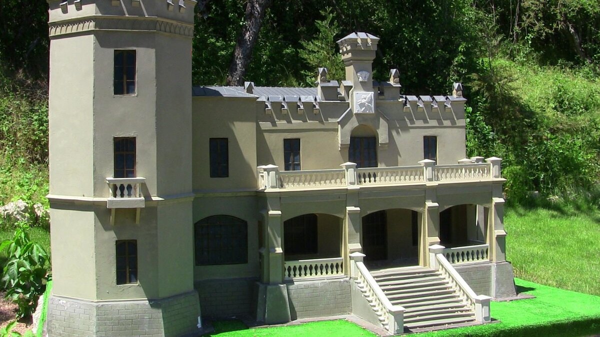 Замок Монжене в миниатюре