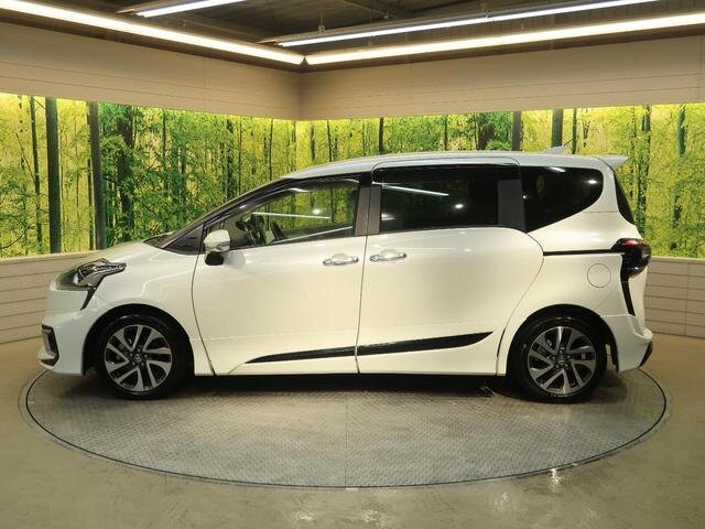 Toyota Sienta VS Honda Freed. Какой компактный минивэн лучше, комфортней, дешевле? Выбираем!