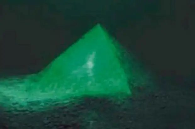 Предположительные фотографии Бермудских пирамид. На самом деле, обычный фотошоп:)