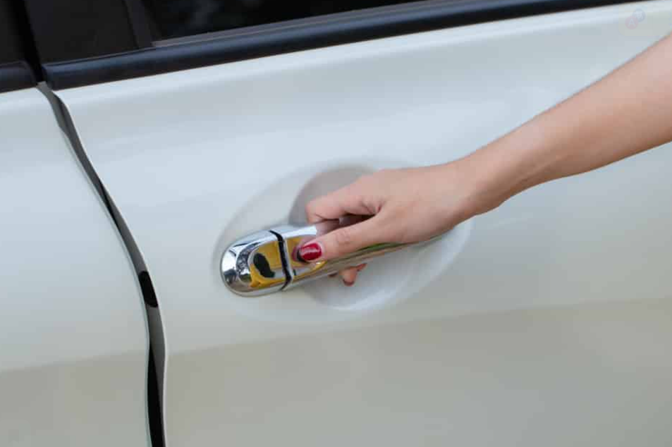 Все внутренние огни автомобиля подключены к дверям. В некоторых моделях фары также подключены к багажнику. Когда двери или багажник будут открыты, включится свет.