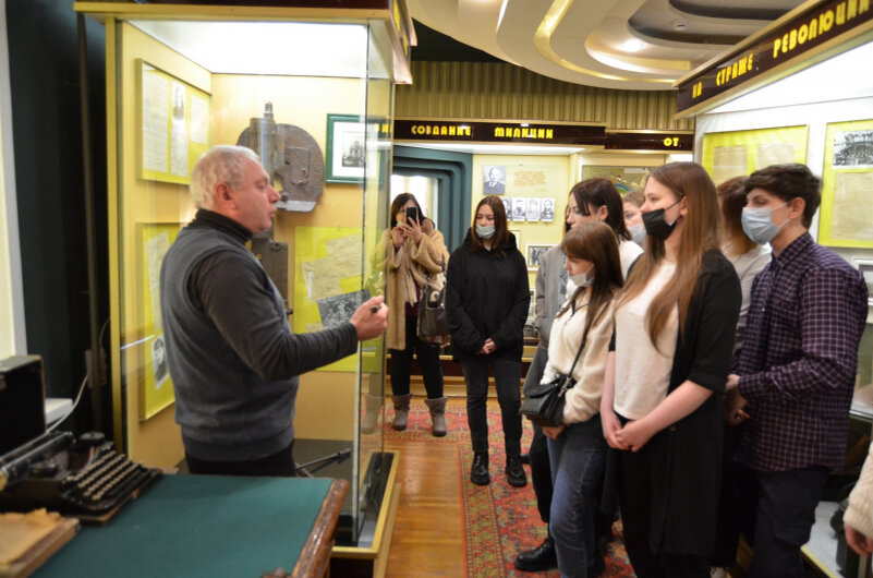 В Твери полицейские организовали для студентов экскурсию по музею МВД