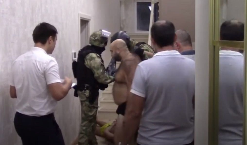 Галантный Лёня в окружении правоохранителей 