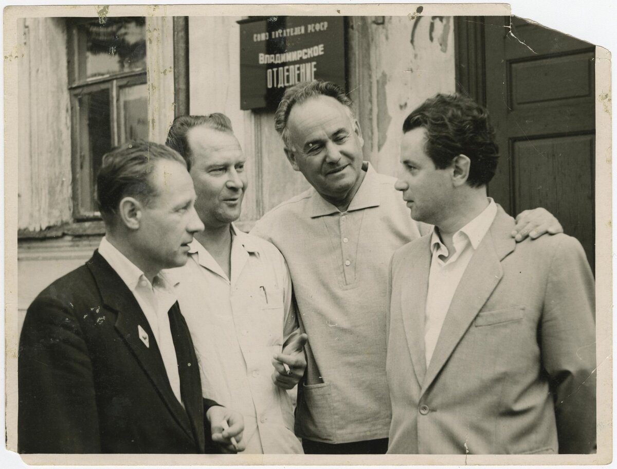 Фотография чёрно-белая. Никитин Сергей Константинович (крайний справа) с писателями у здания Владимирского отделения Союза писателей РСФСР. 1960-е гг. Из собрания ГВСМЗ