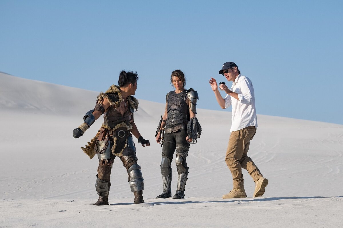 Кадр со съёмок "Охотник на монстров" (2020). Тони Джа, Мила Йовович и Пол. С. Андерсон (слева-направо).