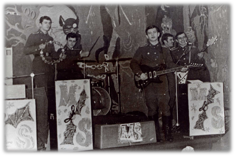 31 декабря 1974 г. Саша – крайний справа.