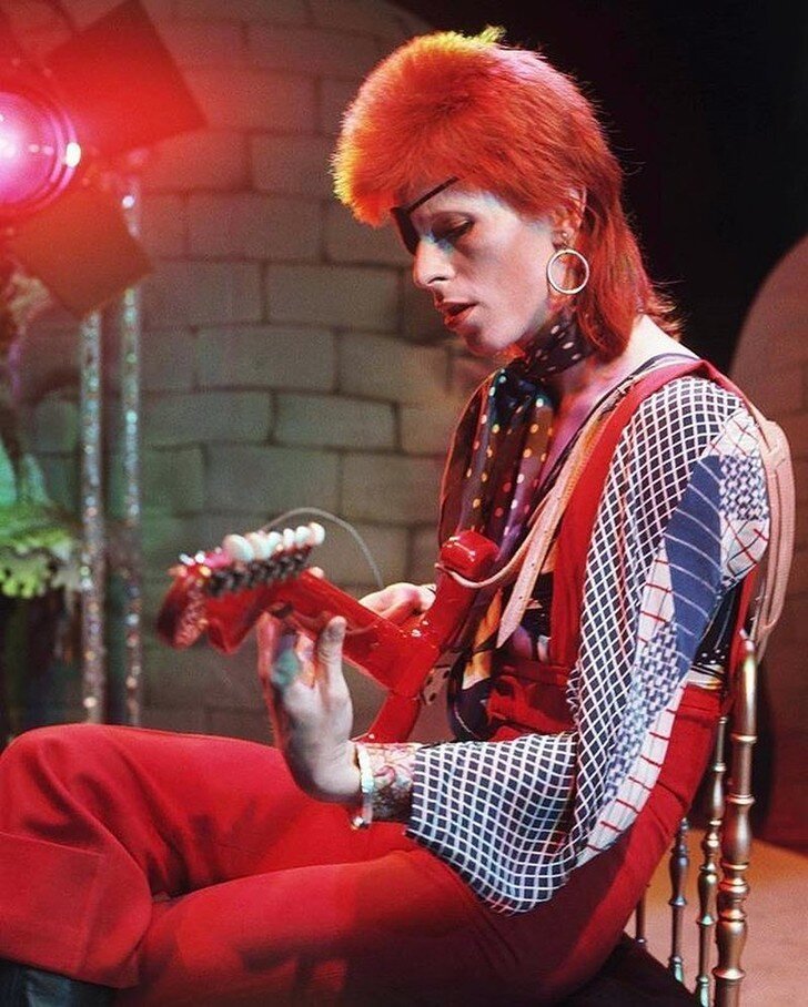 Фото: @i.live.for.david.bowie/Дэвид Боуи со стрижкой маллет