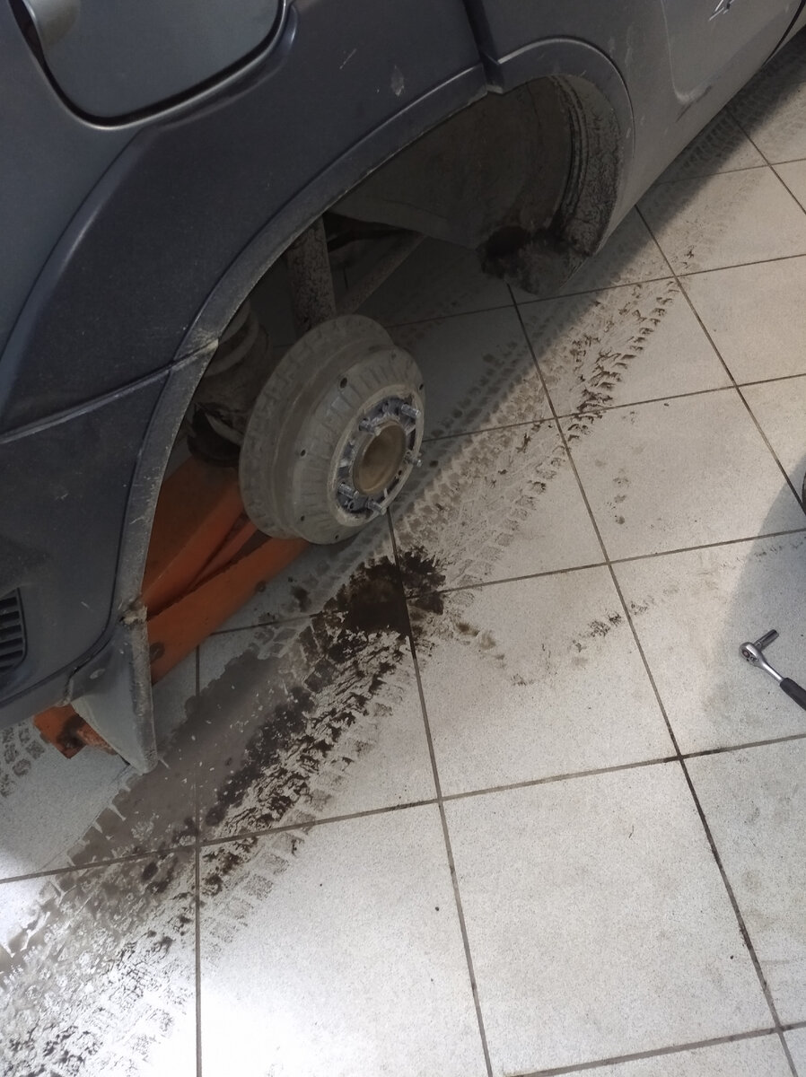 Для замены датчика достаточно снять заднее колесо