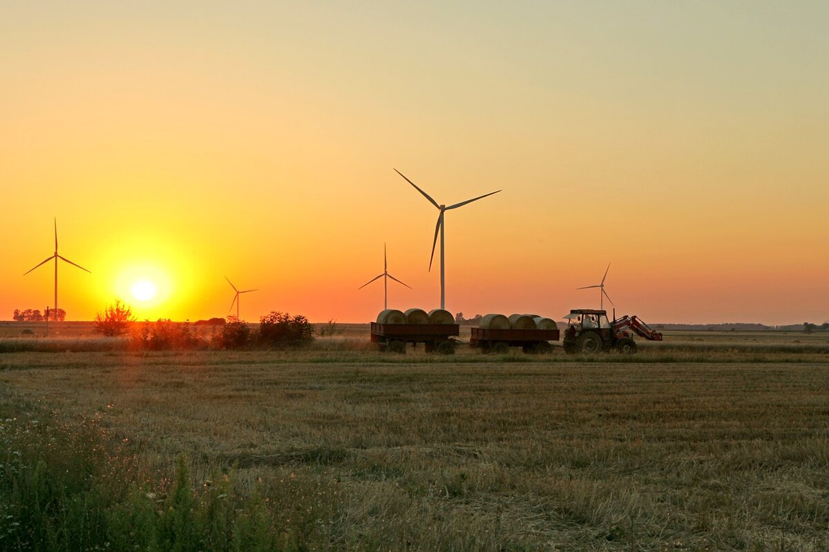 Ветряная электростанция. Ветряные мельницы в степи при закате солнца. Ветряки на закате Невинномысск. Ветряная электростанция в Хакасии.