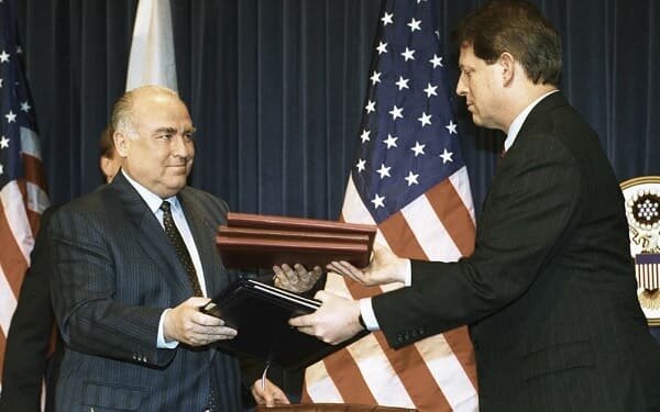 Гор и  Черномырдин после подписания соглашения о создании МКС