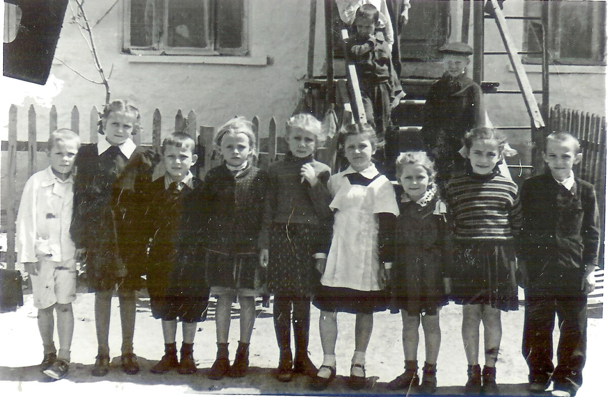 Отличники 1го класса школы №1 им. Пушкина г. Красный Луч. 1953г  (фото из семейного архива)