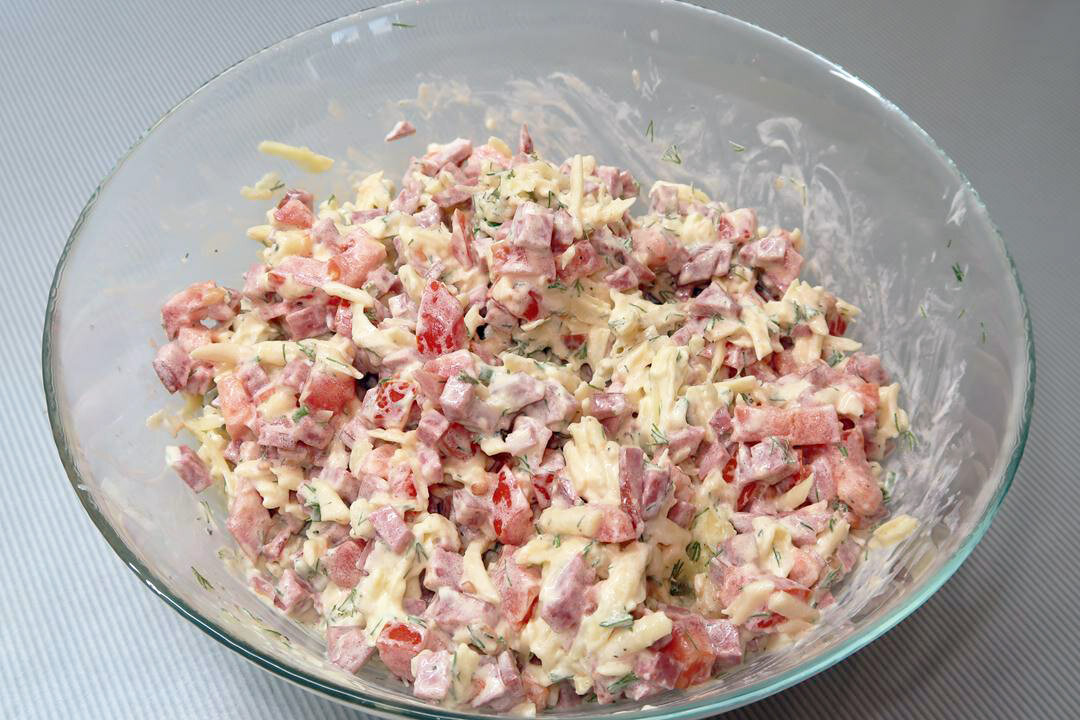 рецепты салатов с копченой колбасой и помидорами | Дзен