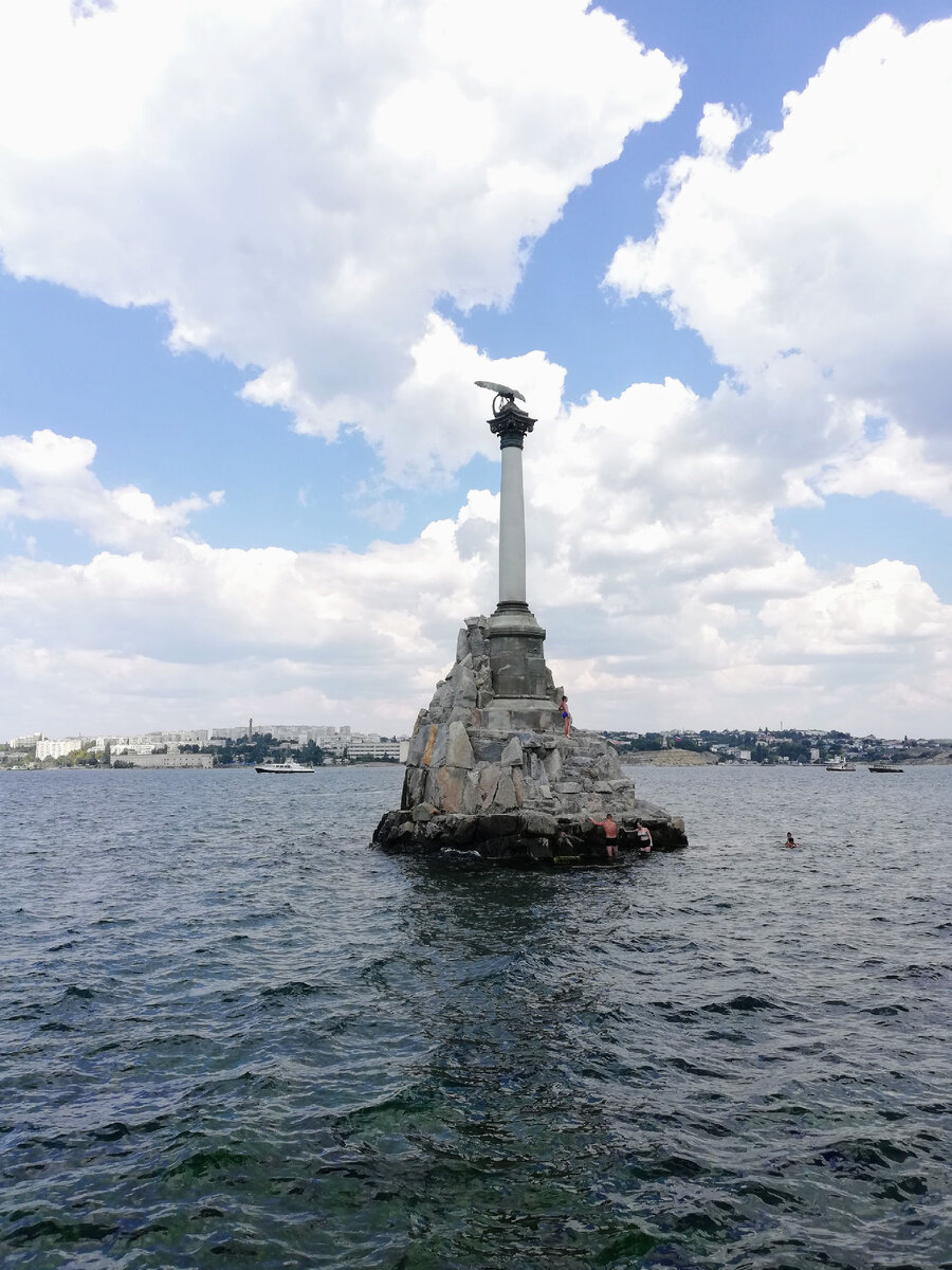 Памятник Затопленным Кораблям в Севастополе. 