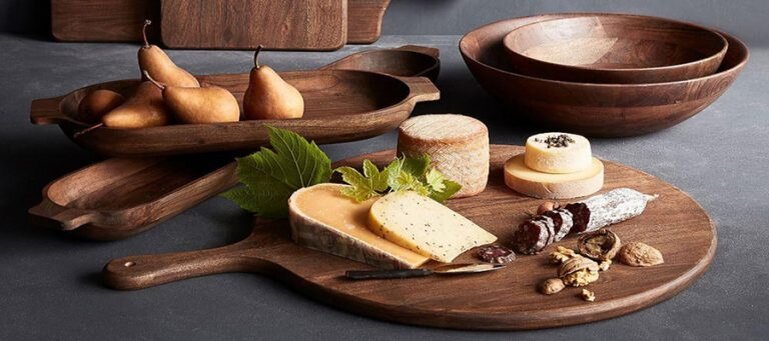 Практически любое блюдо будет оригинально смотреться в посуде из дерева. 