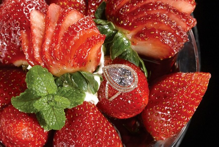 1.Клубника Арно.Этот деликатес вы можете найти только в ресторанном заведении «Арно», которое находится в Новом Орлеане. Блюдо представляет собой десерт из ягод, украшенных мятой и сливками. Причём каждая клубничка вымачивается в редчайшем вине. 
Клубника Арно.Особенность этого блюда в том, что поверх десерта кладут украшения из розовых бриллиантов. Вес драгоценностей достигает примерно 5 карат. А сами бриллианты принадлежат коллекции Эрнеста Кесселя.

 Цена десерта «Клубника Арно» около 1 400 000 $ (90 342 000 руб.) за 1 порцию.
