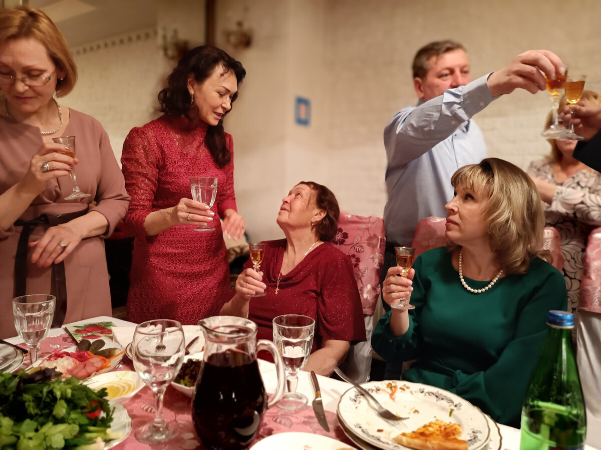 Моя бабушка 82 лет, мама (слева) и ее младшая сестра-именинница (еще левей)