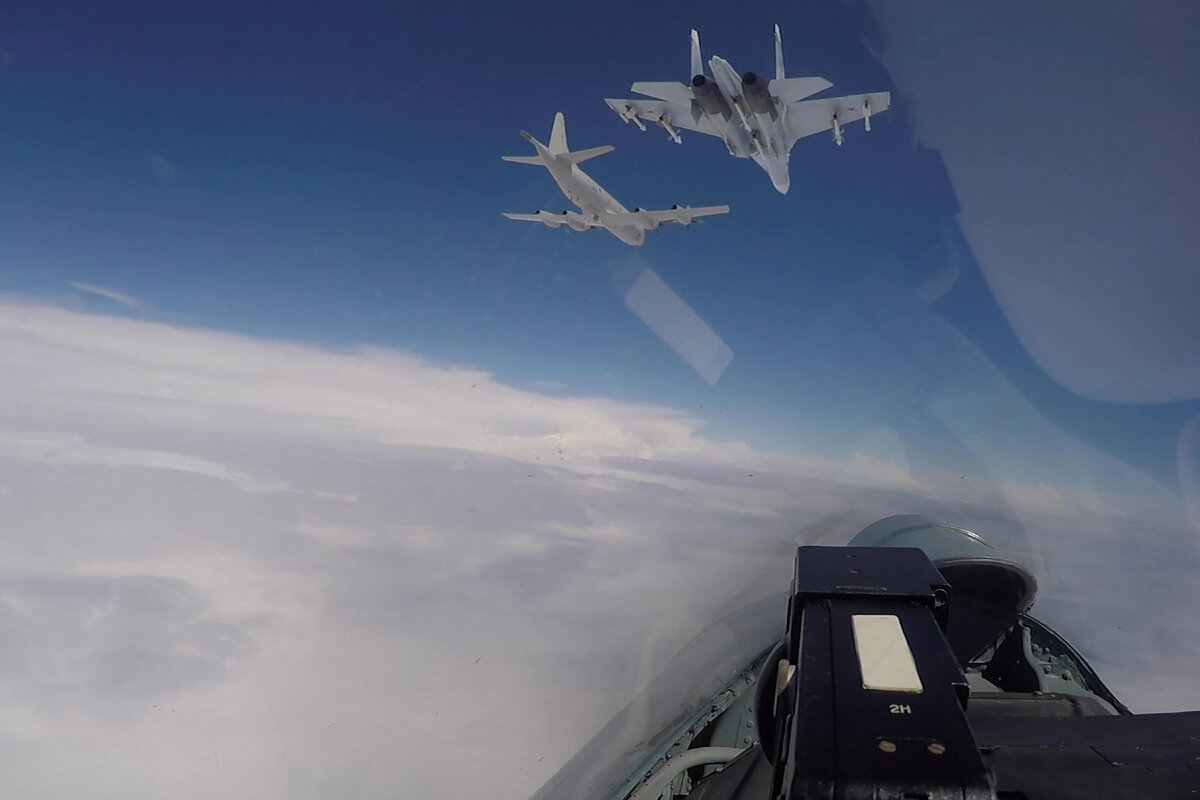 Самолеты в воздухе видео. Су-27 ВВС США. Су 27 ВКС РФ. Перехват Су-27 б-52. Су 27 маневр.