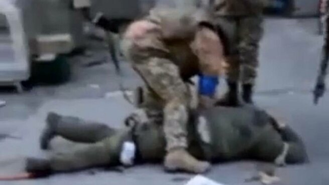 Спецназ захватил нацистов, пытавших российских военных. Об этом пишет телеграм-канал Mash.

Известно, что к пыткам и издевательствам причастны граждане Украины Сергей Величко по кличке «Чилли» и Константин Немичев из фанатской группировки местного футбольного клуба «Металлист».

Ранее сообщалось, что в сети распространилось видео, которое запечатлело чудовищные издевательства бандеровцев над российскими военнопленными. Оно заставило протрезветь даже тех, кто не верил в нацизм на Украине.

Бандеровцы выводят из микроавтобуса пленных и стреляют им в ноги, наблюдая потом, как солдаты истекают кровью, стонут и погибают. Эти жуткие кадры сопровождаются гоготом садистов. Если украинских военнопленных, которые ранены, российские военнослужащие отправляют в медицинские учреждения, кормят их и даже помогают позвонить домой, то бандеровцы наслаждаются мучениями людей.

Тем временем стало известно, что Минобороны России решило кардинально сократить военную активность на Киевском и Черниговском направлениях в рамках проводимой специальной военной операции. Такое заявление после переговоров в Турции сделал заместитель главы военного ведомства Александр Фомин.