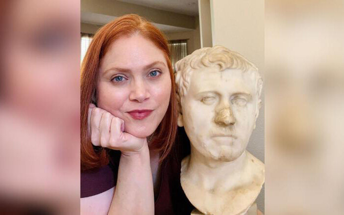 Лора Янг и 2000 - летний бюст