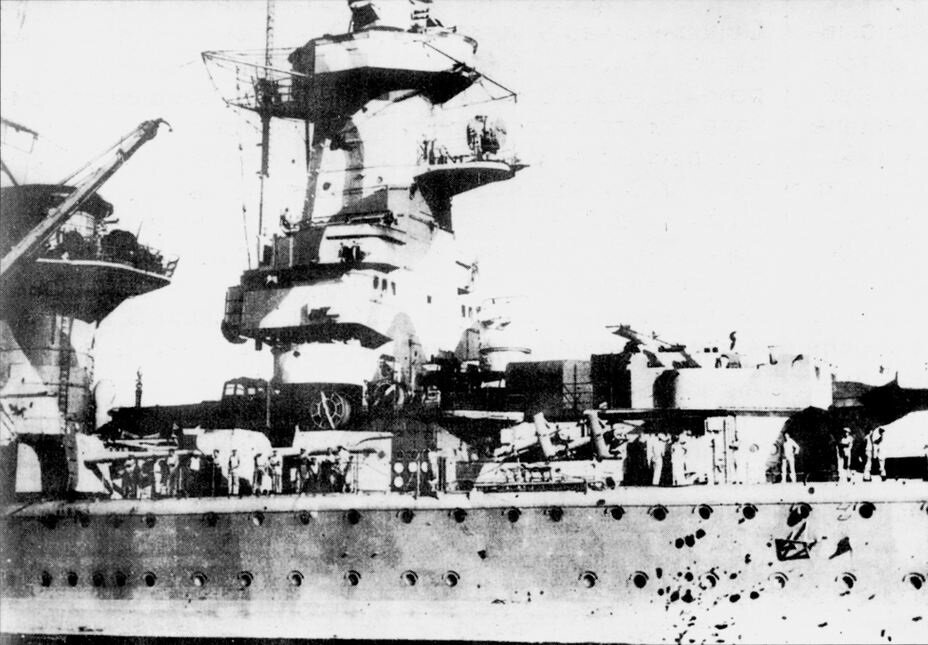 Fig. 03. 1939.12.14 Montevideo harbor, German heavy cruiser «Admiral Graf Spee» following the Battle of the River Plate damage.