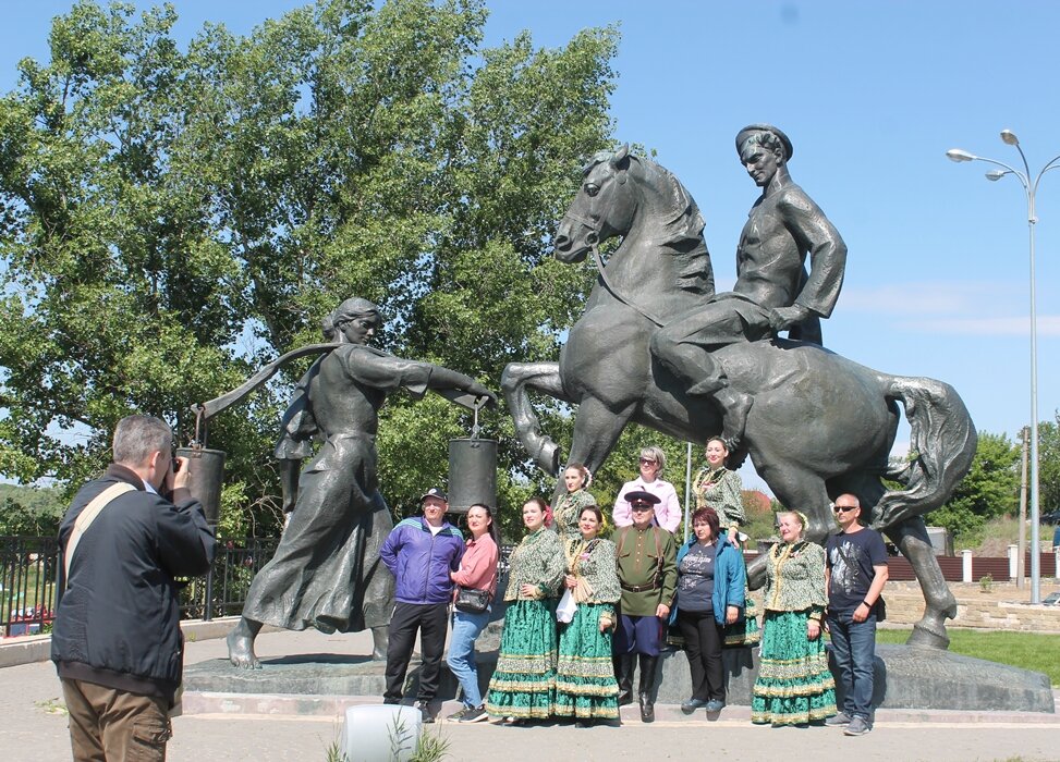 Шолоховский эпос особенности жанра