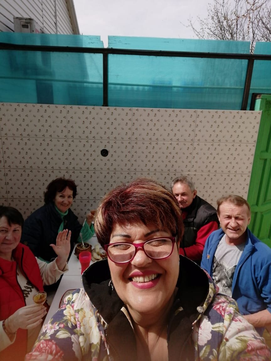 Отмечаем мой день рождения с соседями, нашей дружной соседской компанией. 