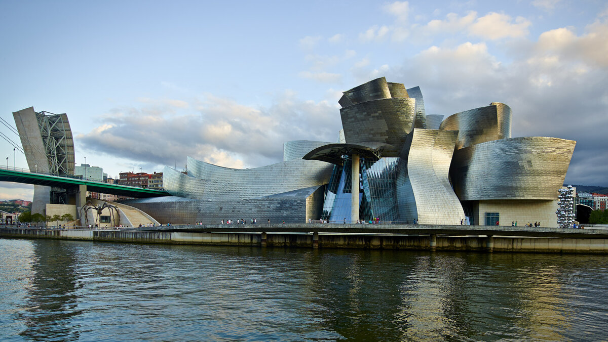 Здание филиала музея Гуггенхайма в Бильбао по проекту архитектора Френка Герри