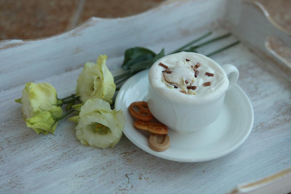 Кофейное утро от Даши Третьяковой - вот нравится, и все тут! Тем более, тема такая, что едою соблазнять вас как-то не комильфо. 