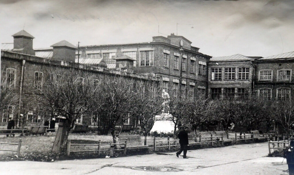 
 Памятник Ф. Э. Дзержинскому на территории фабрики его имени. 1980-е гг.