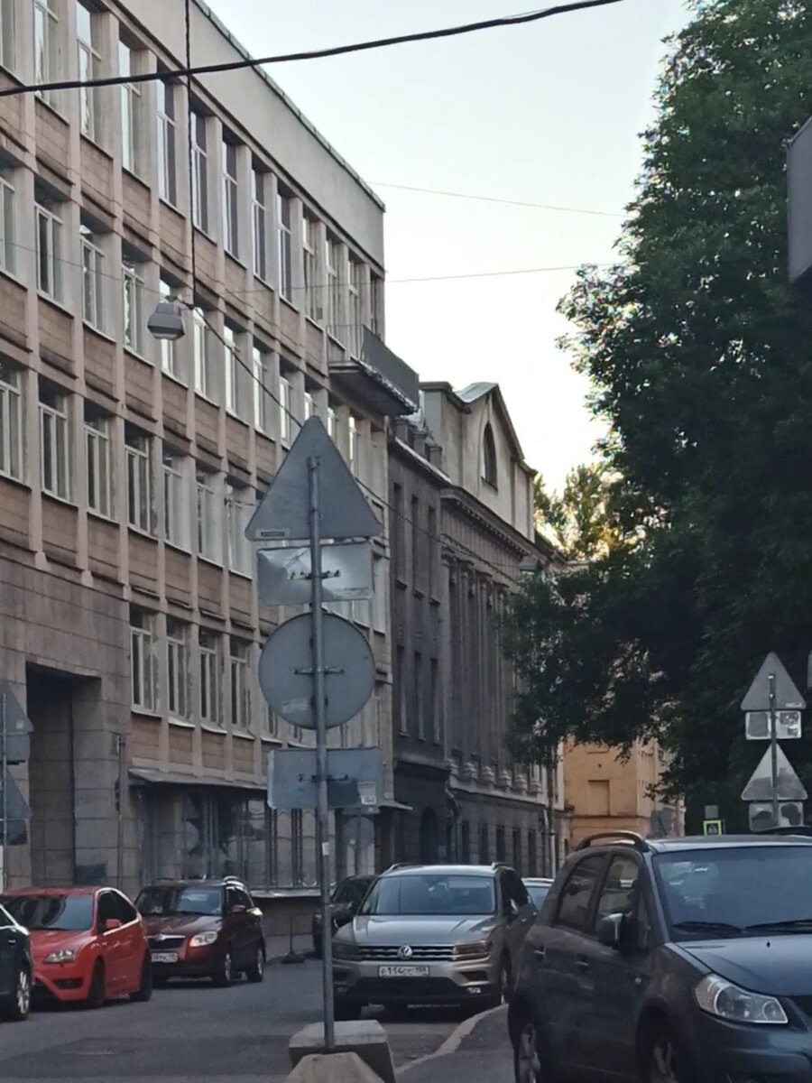 Родной переулок два дня назад. Шла мимо из Мариинки вместе с сыном, не могла не остановиться... 