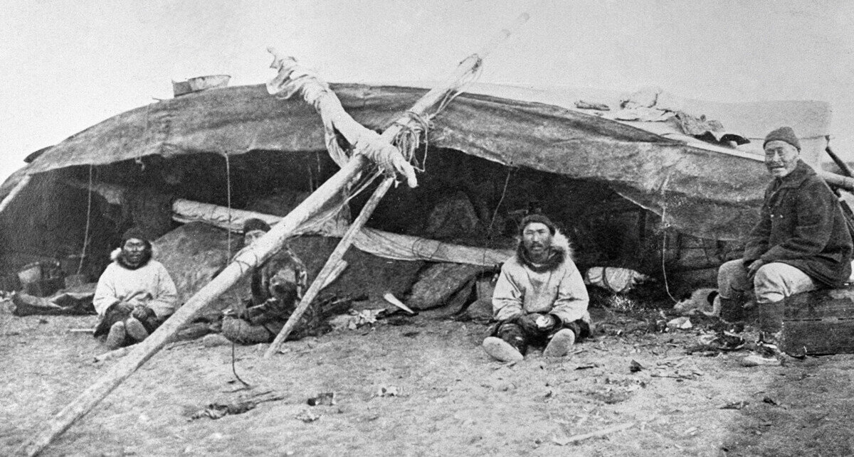 Чукчи сидят у входа в свое жилище, 1901. Sputnik