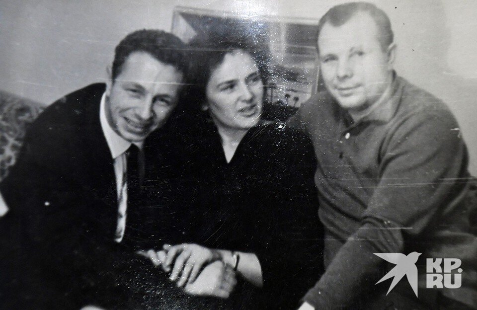     Виктор Порохня (слева), его супруга и Юрий Гагарин в 1965 году на старой фотографии из личного архива.