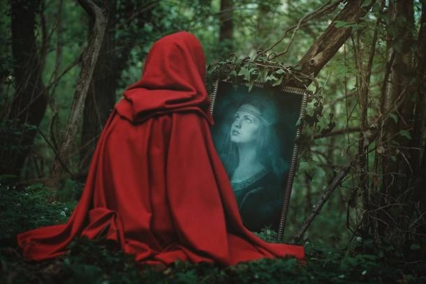 Изображение злой мачехи Белоснежки, разговаривающей со своим волшебным зеркалом. 