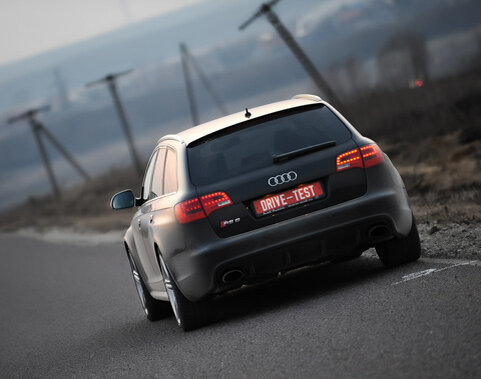 Задний диффузор огромен, но создатели могли руководствоваться старой американской поговоркой: «Аэродинамика для тех, кто не умеет строить мощных моторов». RS6 одинаково мощно разгоняется и до, и после сотни.