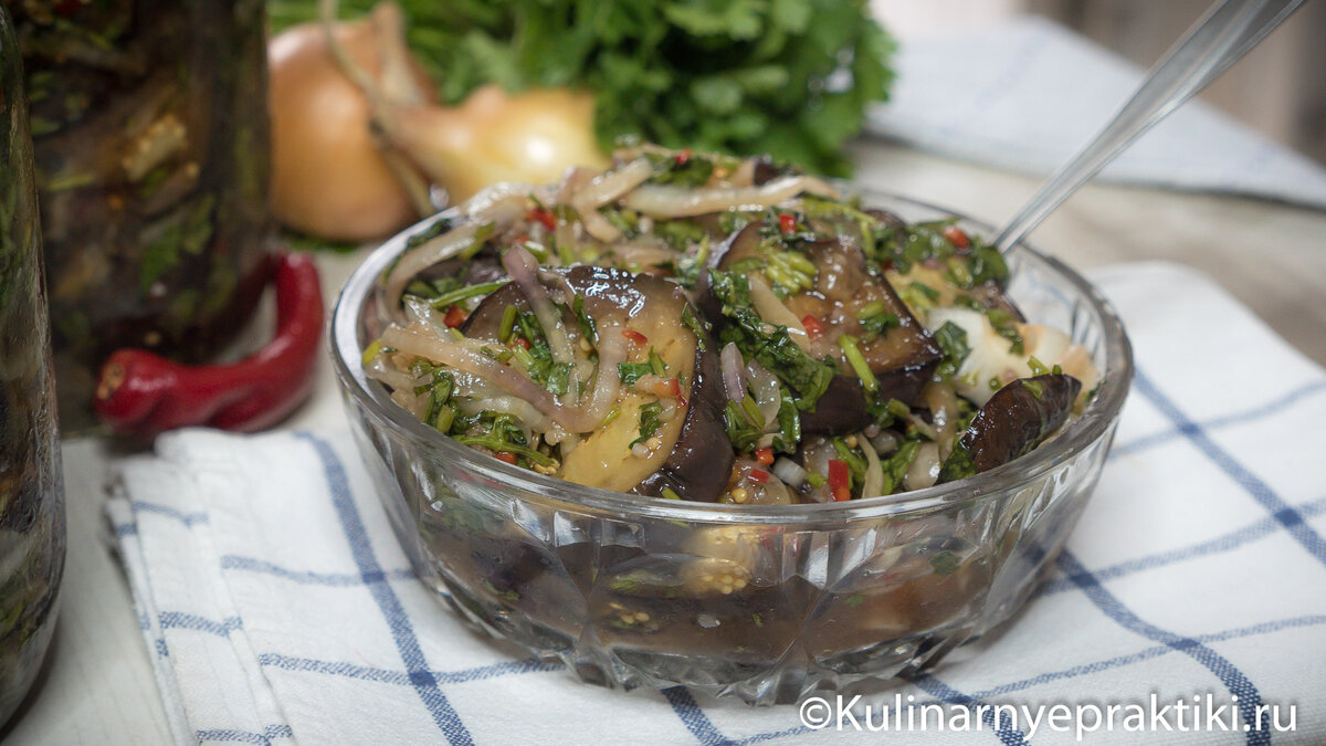 Закуска из жареных баклажанов с луком, кинзой, чесноком и острым перцем.  Прекрасно хранится в холодильнике, без стерилизации всю зиму | Кулинарные  практики | Дзен