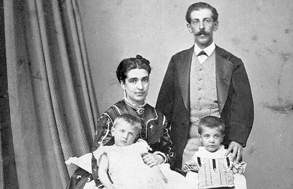 Семья основателей компании. Процитировано с сайта https://vinacyt.com