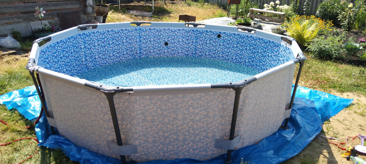 Бассейн собран и наполняется 