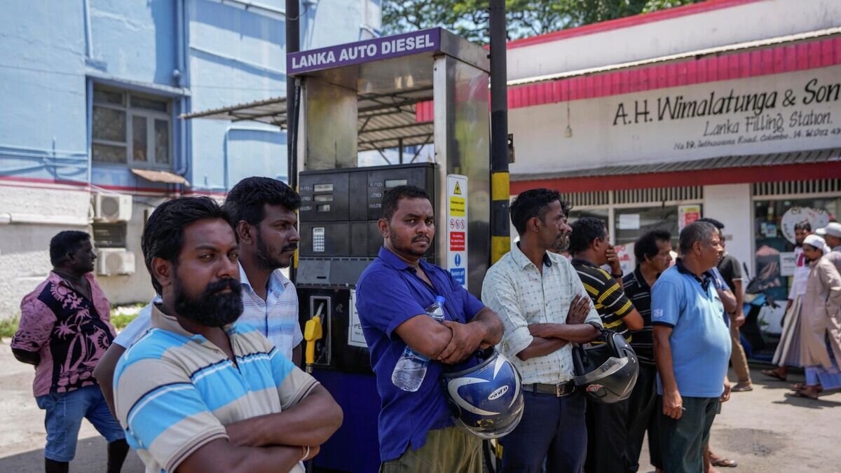    Очередь на заправочной станции в Коломбо, Шри-Ланка© AP Photo / Eranga Jayawardena