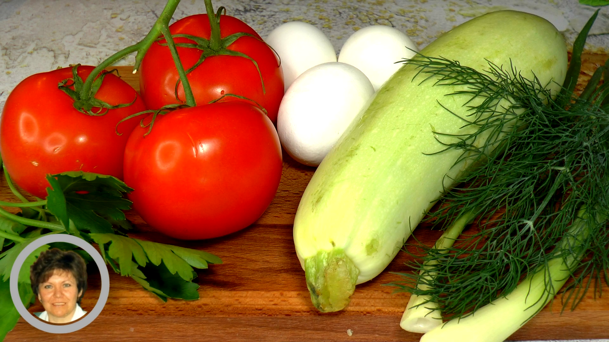 Вкусно и не банально: рецепты салатов с жареными яйцами