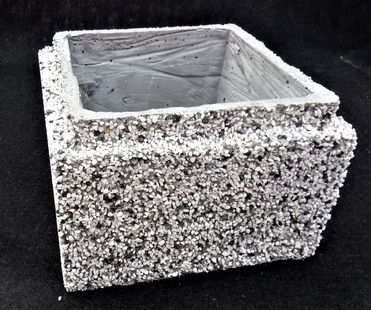 Столб – это строительная конструкция, выполненная в виде колонны. Декоративный блок выступает основным конструктивным элементом и имеет форму полого параллелепипеда. Материал производиться по методике вибролитья из бетона. Стандартные габариты столба 320*480 мм, высота варьируется от 1.5 до 2.5 м.