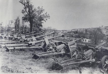 Второе фото с этой "выставки" трофейной артиллерии выполнено с другого ракурса и имеет еще более низкое разрешение. Ствол одной пушки Pak 40 ушел в откат