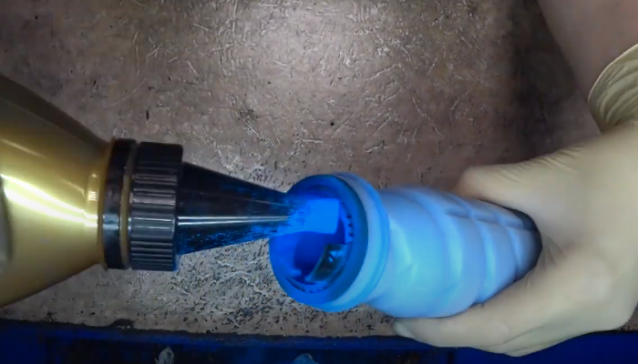 Фото 6. Засыпаем смесь в картридж