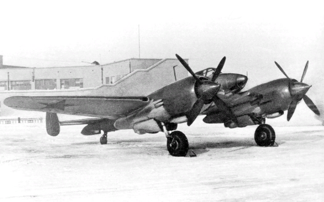 ДИС-2М-82А (ИT). Пушка ВЯ (Волков, Ярцев). Год принятия на вооружение — 1940, калибр — 23 мм. Масса: снаряда — 200 г, секундного залпа — 2 кг, оружия — 66 кг. Скороподъёмность — 600 выстр/мин, начальная скорость — 900 м/с. Действие пушки основывалось на принципе отвода пороховых газов через отверстие в канале ствола. Для неё были разработаны боеприпасы комбинированного действия: осколочно-зажигательный и бронебойно-зажигательный снаряды, которые поражали цели с толщиной брони до 25 м.. Пушка ВЯ устанавливалась на штурмовиках Ил-2 и некоторых истребителях.