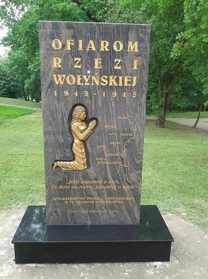 надпись на памятнике, посвященном Волынской резни бандеровцев в 1943 году