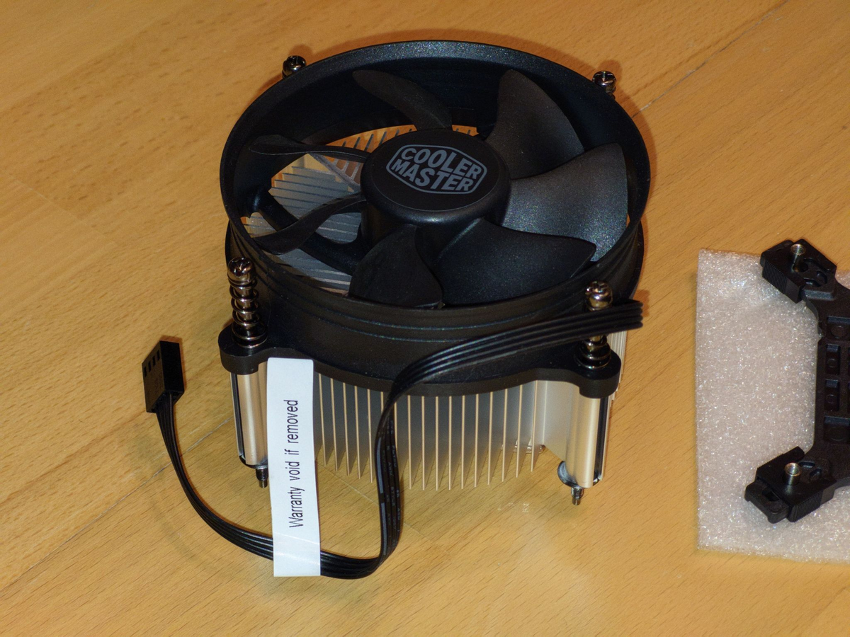 Наклейка на кабеле с надписью «Warranty Void If Removed»