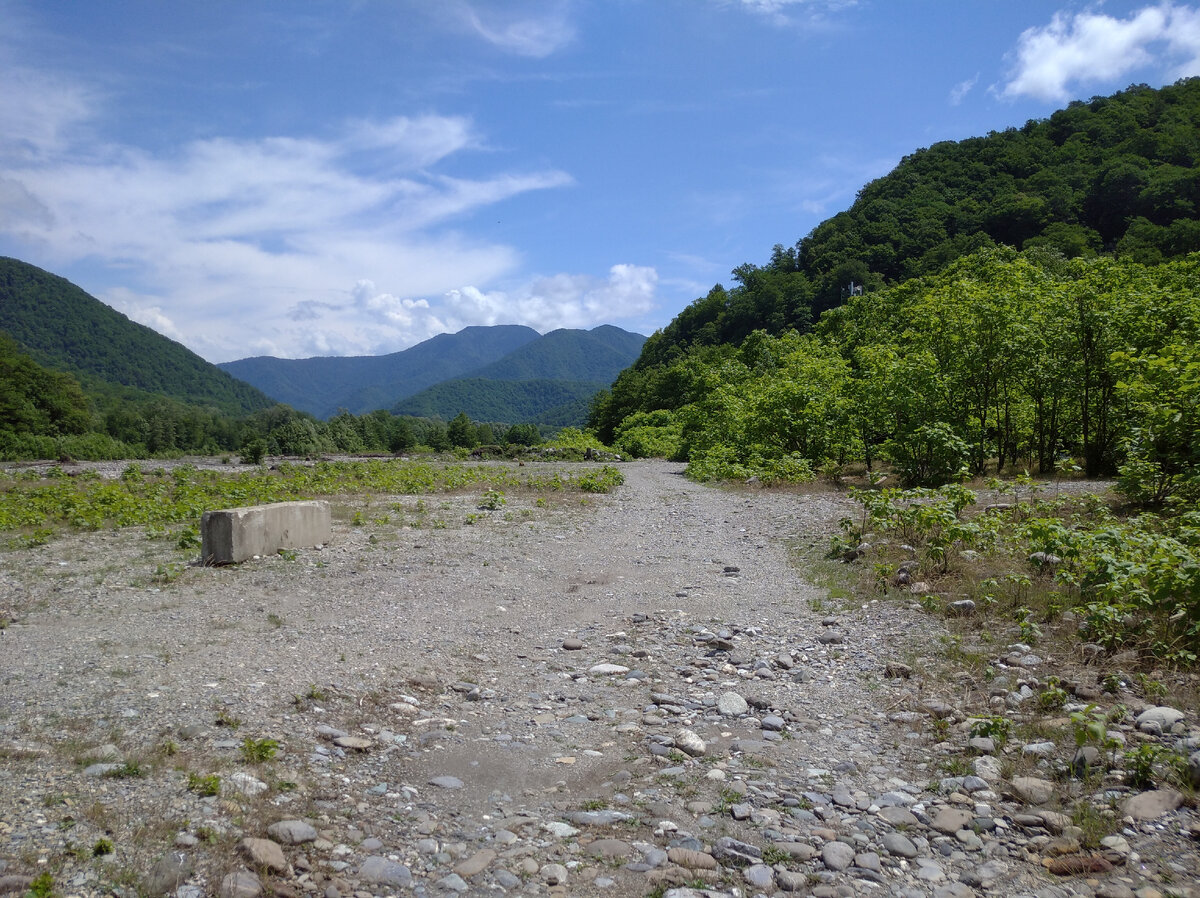 Рядом кафе и магазины, в отличии от унесшей на кануне авто с людьми Аше, здесь вполне безопасно