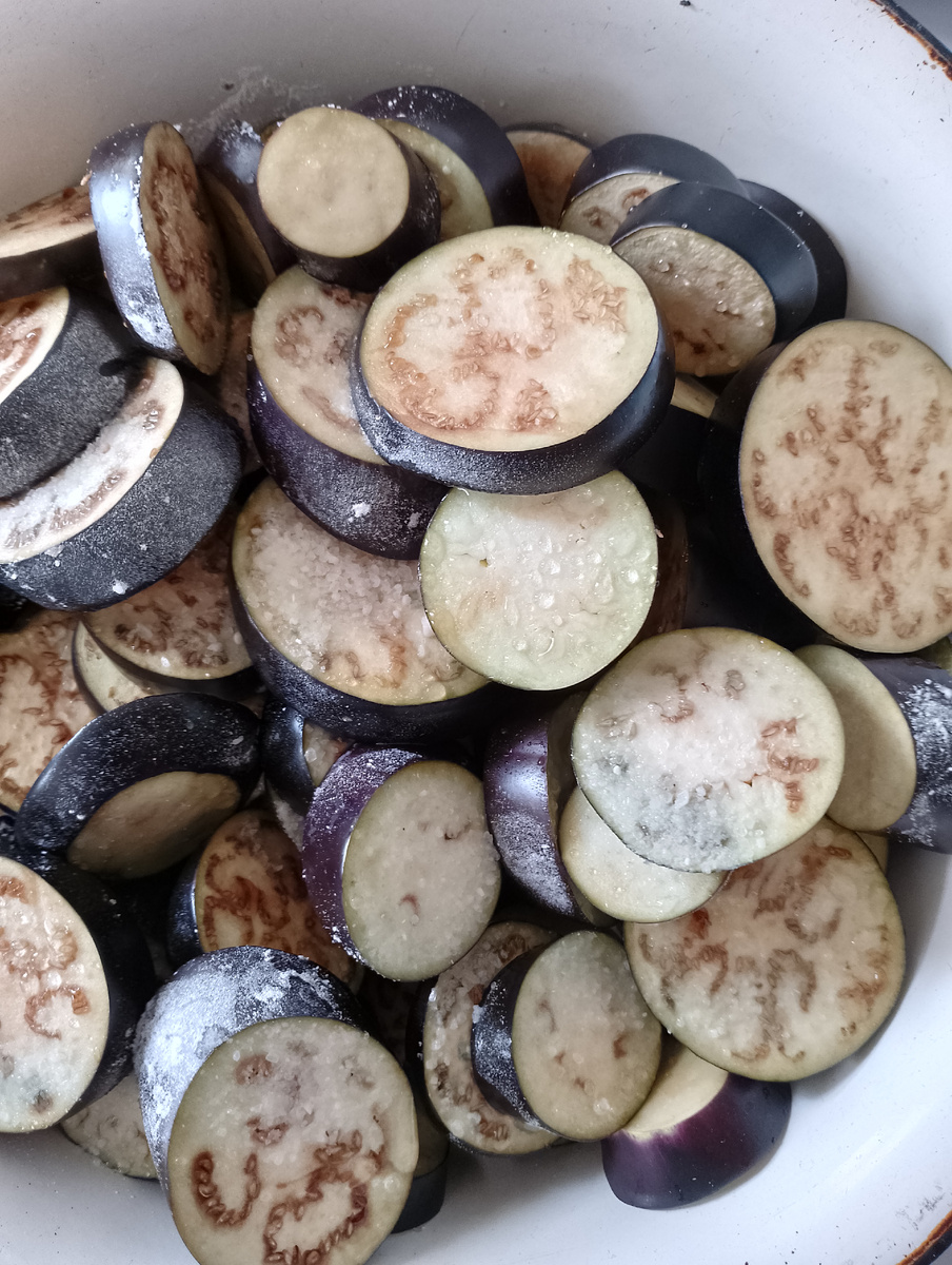 Через 15минут баклажаны пустили сок