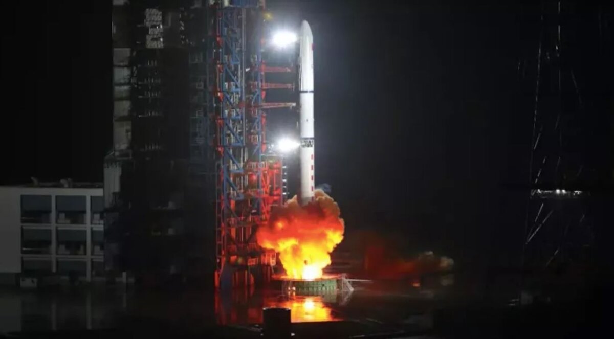 Старт ракеты Long March 2D с тремя спутниками Yaogan 35 (группа 04) с космодрома Сичан на юго-западе Китая 19 августа 2022 года. (Изображение предоставлено: OurSpace/CNSA)